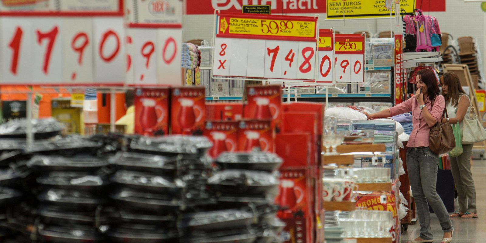 Aperto na carteira: Inflação a 4,36% aponta para juros e crédito mais caros.